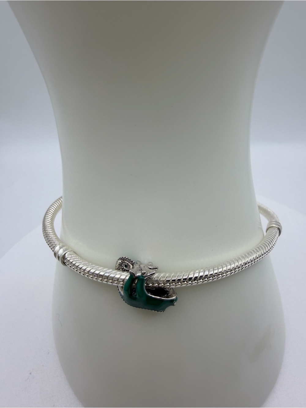 Tangled Pascal Color-changing Charm - Picture 4 of 4